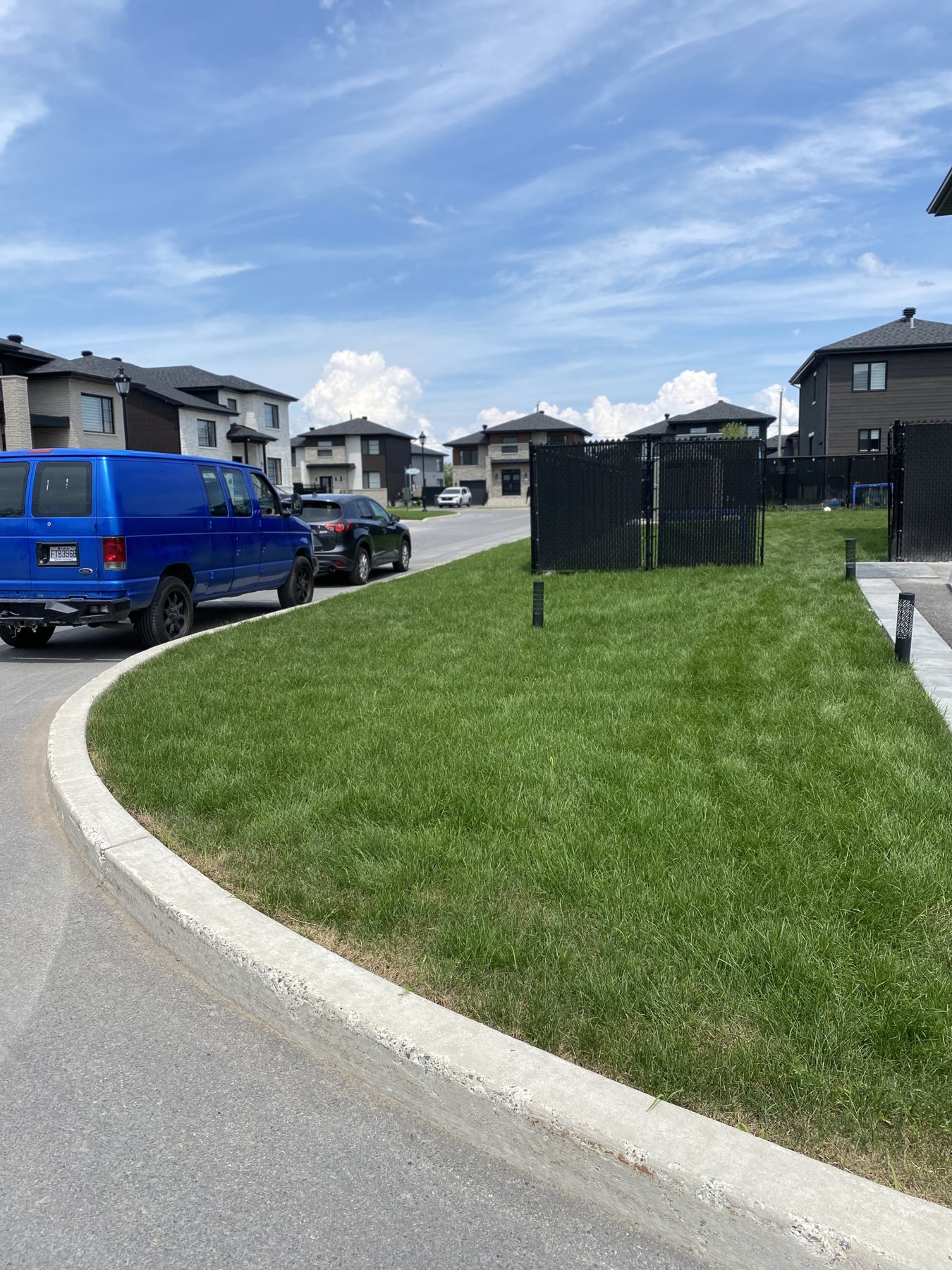Pelouse et aménagement d’un terrain résidentiel