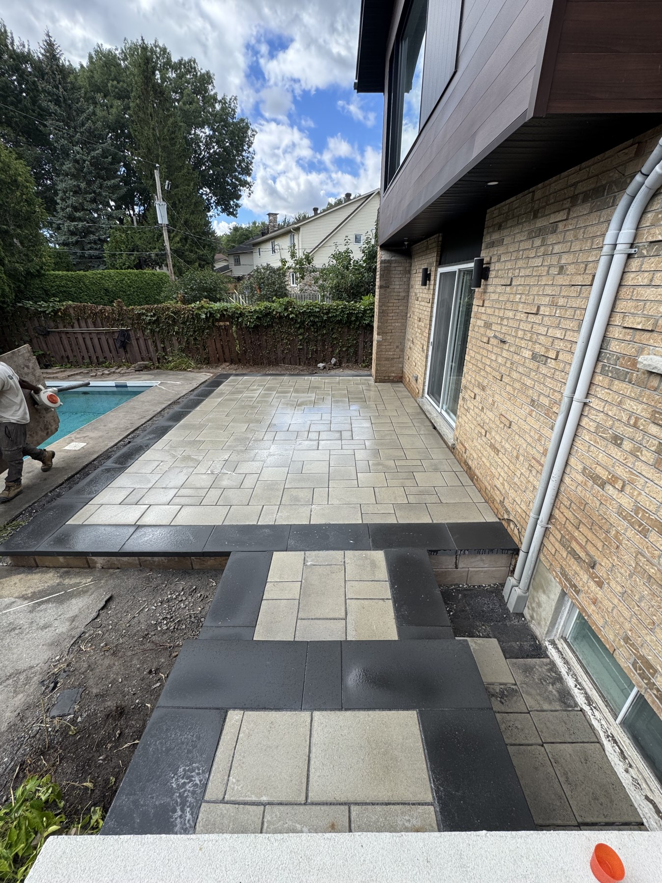 Terrasse et allée en pavé uni avec bordures contrastées